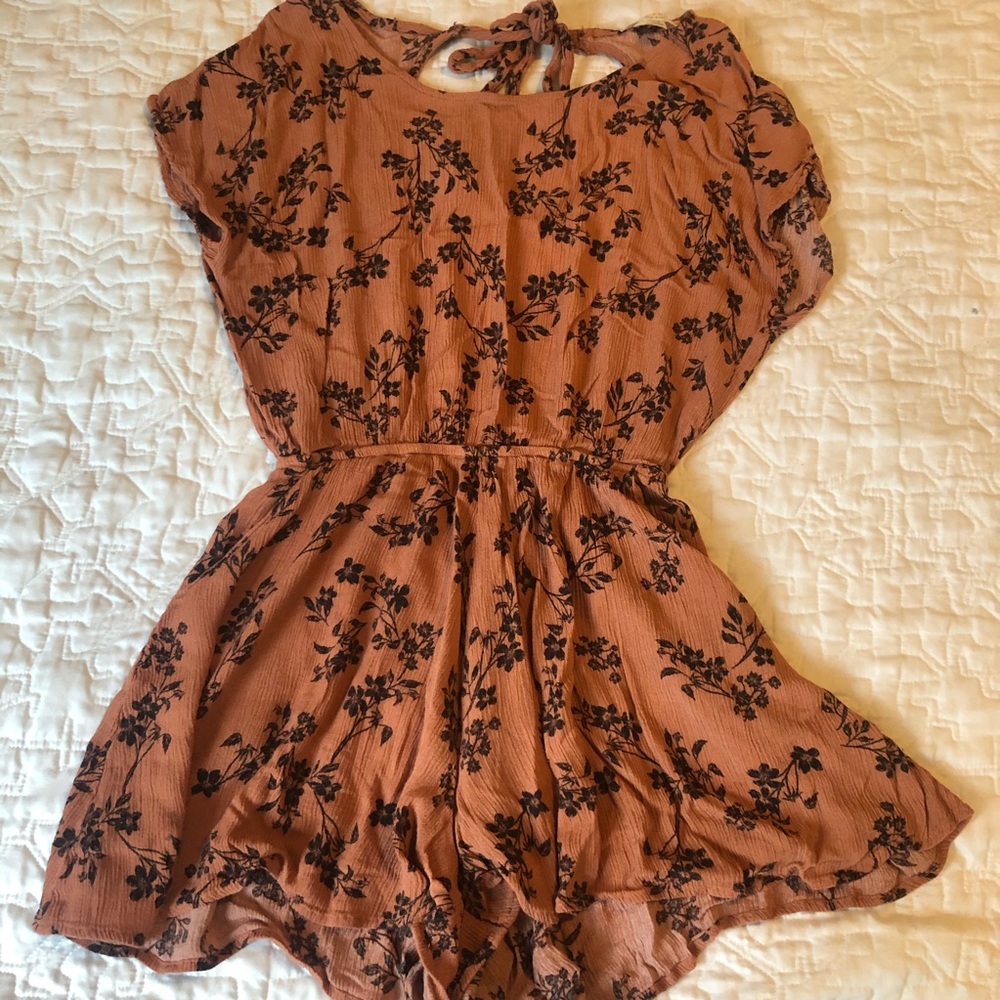 EUC burnt orange floral romper size small boutique